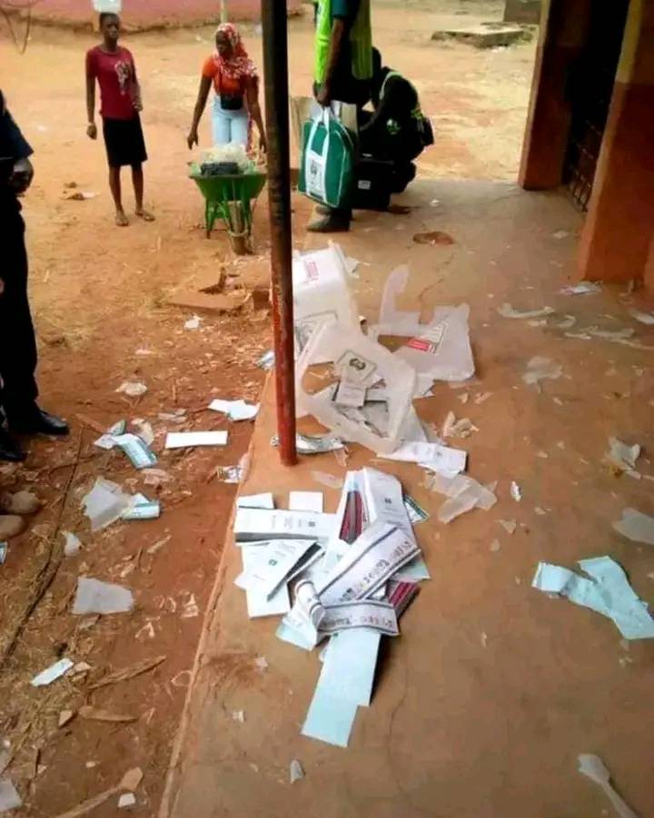 Notorious thug Akaihaba shot dead while attempting to snatch ballot boxes in violence rocked Anyigba in Dekina LGA of Kogi State.