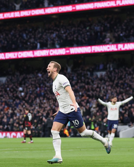 Kane scores historic goal