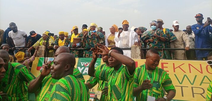Ogun West Senatorial Candidate of APC, Sen. Solomon Adeola Olamilekan Yayi empowers 5,500 traders with grants to support their businesses.