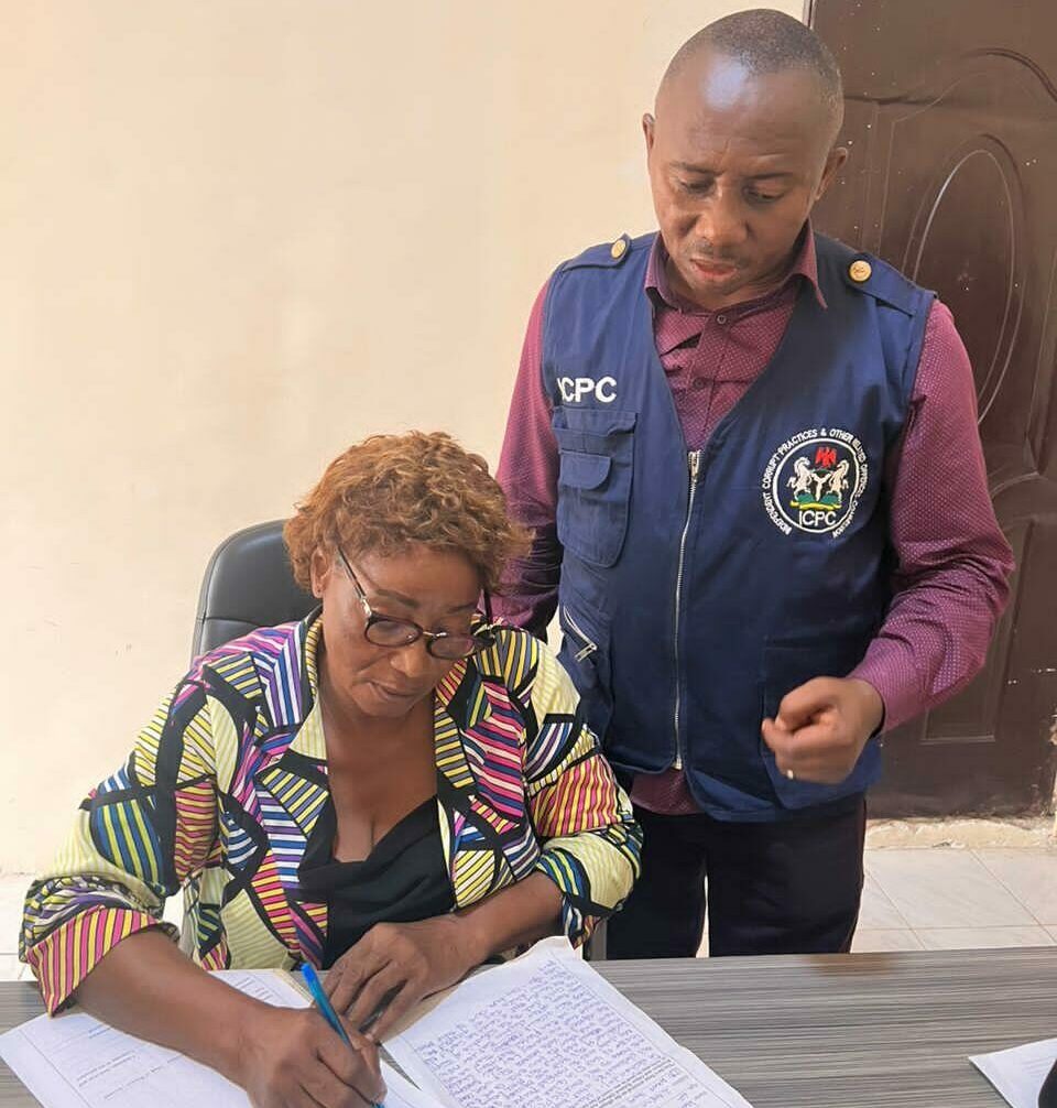 Mrs. Idara Umoren caught taking details ( names and account numbers) of voters suspected to have voted for her prefered party is being grilled by the operatives of ICPC, Akwa Ibom team.2