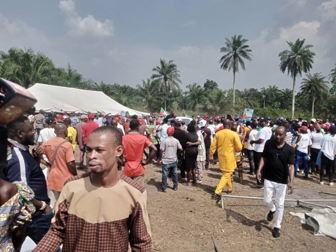 The Rivers chapter of APC alleges that its campaign in Umunachi community ground was disrupted by thugs dressed in police camouflage uniform.