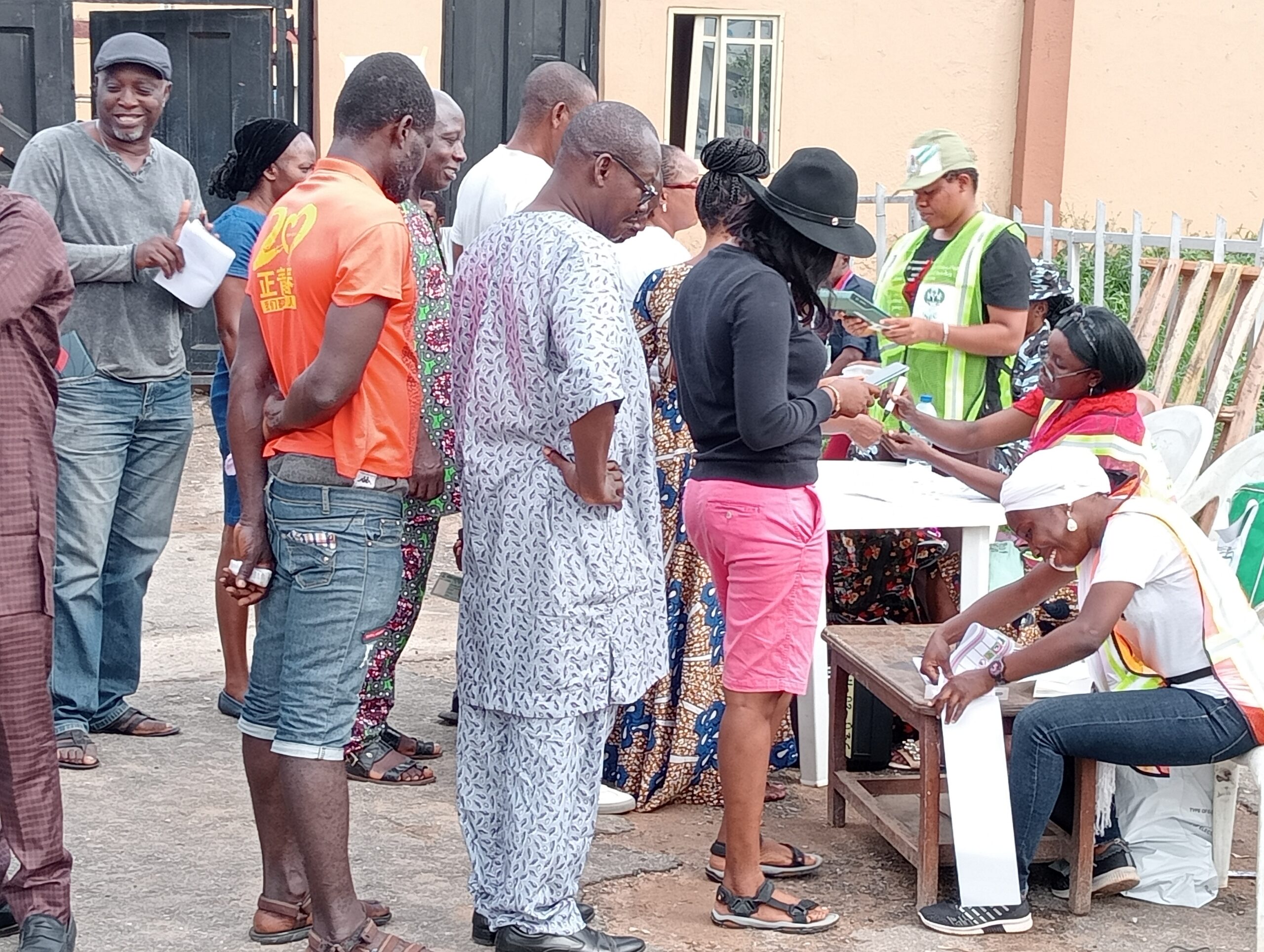 There was early arrival of election officials and voting in some Polling Units in Yenegoa LG in the ongoing Bayelsa governorship election