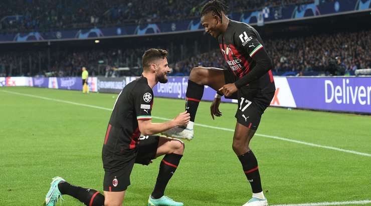 Giroud celebrates goal with teammate