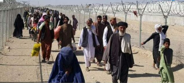 Afghans leaving their country to Pakistan