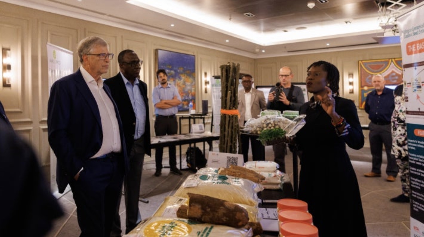 Bill Gates meets with researchers trying to save cassava