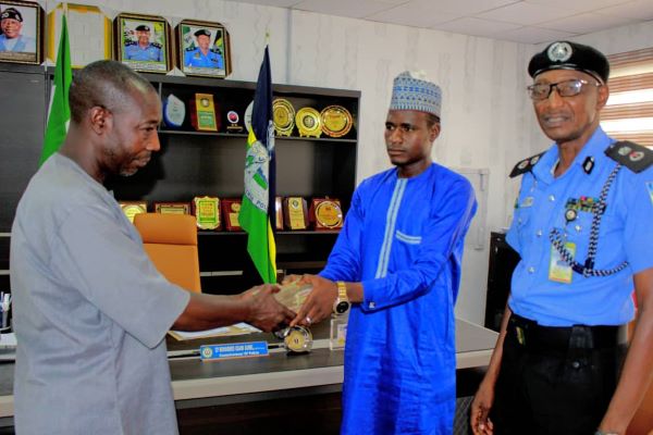 CP Mohammed Gumel commends Kano tricycle rider, Bala Abdulrahman, for returning N330, 000 he picked by the road side to the police.