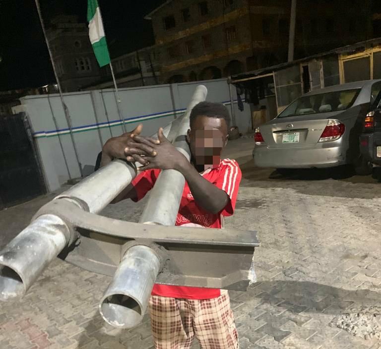 Mastru Mutairu caught vandalizing Lagos bridge