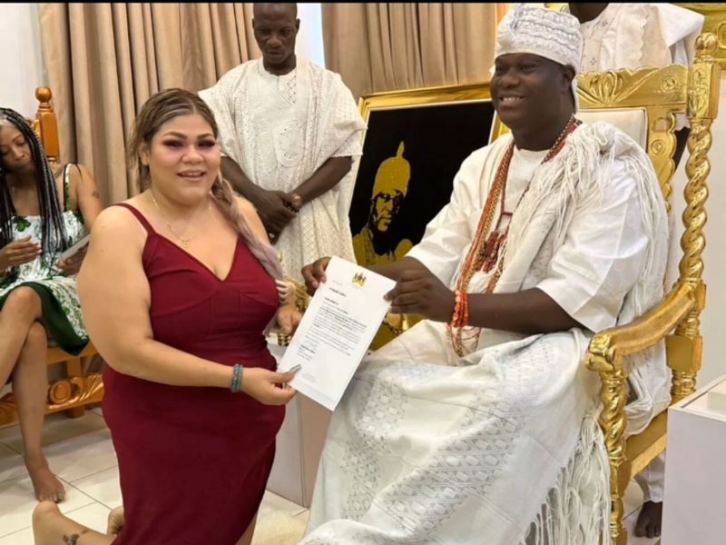 Ooni with one of the casts