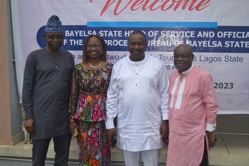 Onafowote (left) with the Bayelsan delegates