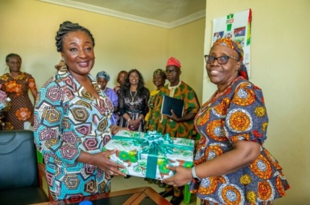 Wife of Edo Governor, Betsy Obaseki being presented a gift during her visit to   her Alma mater, Federal Government Girls’ College, Benin..