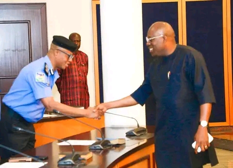 Rivers governor, Siminalayi Fubara in a warm handshake with AIG Zone 16, Ben Nebolisa Okolo during the visit on Thursday