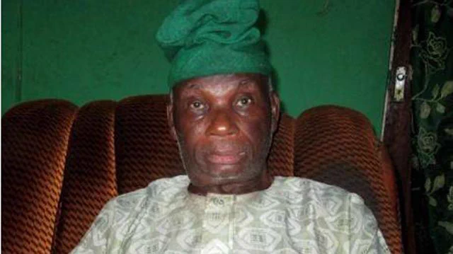 Former VP Atiku Abubakar laments failure of FG to give the designer of the Nigerian national flag, Taiwo Akinkunmi, a state burial.