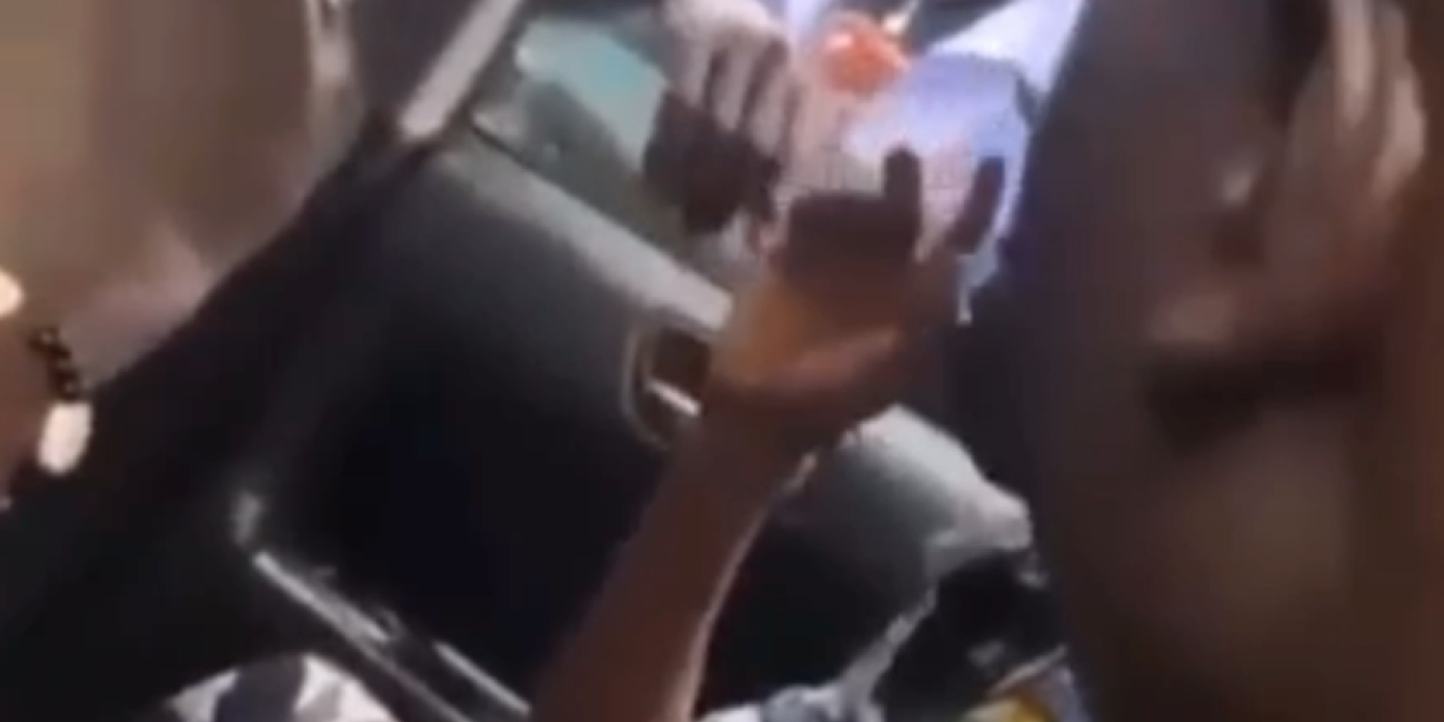 Nigerian Policemen caught extorting money from citizens on Osun road