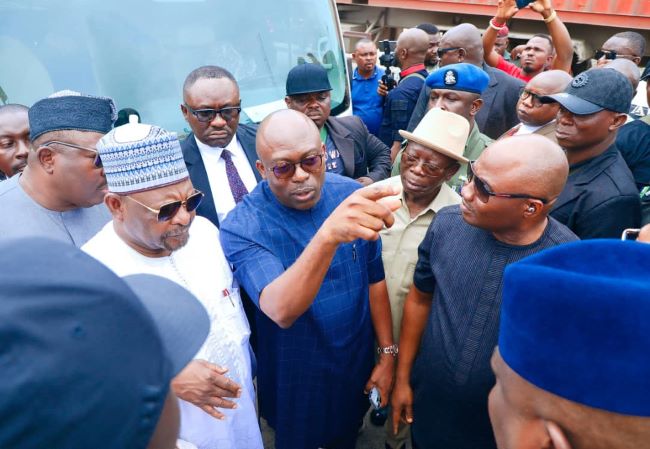 Governor Siminalayi Fubara explaining to members of Senate Ad-hoc Committee the deplorable state of the road at Akpajo junction