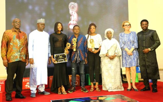 Roland Kayanja, Director UNIC, SOP-OSSAP SDGs, Ahmad Kawu, sister to Precious Emmanuel, the winner, who collected the award of his behalf, two others winners, Senator Aderanti, EU Charge d’ Affairs Mrs Agnieszka Torres de Oliviera and Mr Desmond Utomwen of Fresh News Media at the event