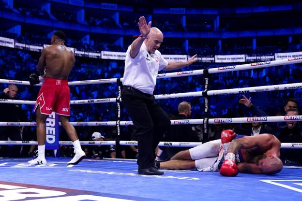 Anthony Joshua knocks out Helenius in seventh round
