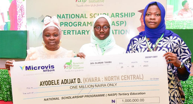 In an unforgettable move, Nigeria's First Lady, Oluremi Tinubu doles out N1m to 46 beneficiaries of her RHI National Scholarship Programme
