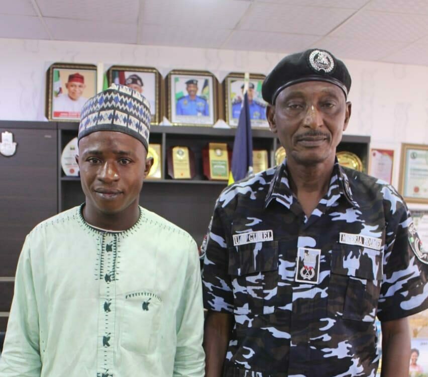 Wanted Kano notorious criminal Nasiru Abdullahi a.K.a Chile Maidoki, surrenders to state commissioner of police, CP Mohammed Usaini Gumel.