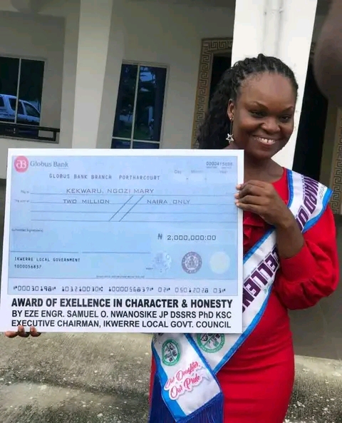 Miss Ngozi Kekwaru, a customer care staff of Eko Hotels, Lagos: at the event she was  honoured in Rivers State for returning $70,000 forgotten by a guest