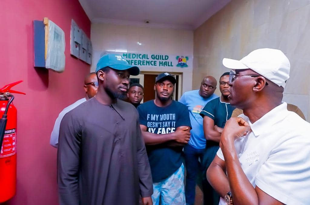 Lagos governor Sanwo-Olu and doctors during his visit to the Hospitals