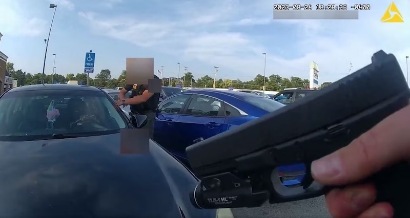 Image grabbed from video shows 2 cops pointing their guns on the Ohio pregnant woman