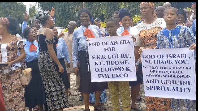 Protesters at Seventh Day Adventist Church Abia againnst Pastor Uguru and others