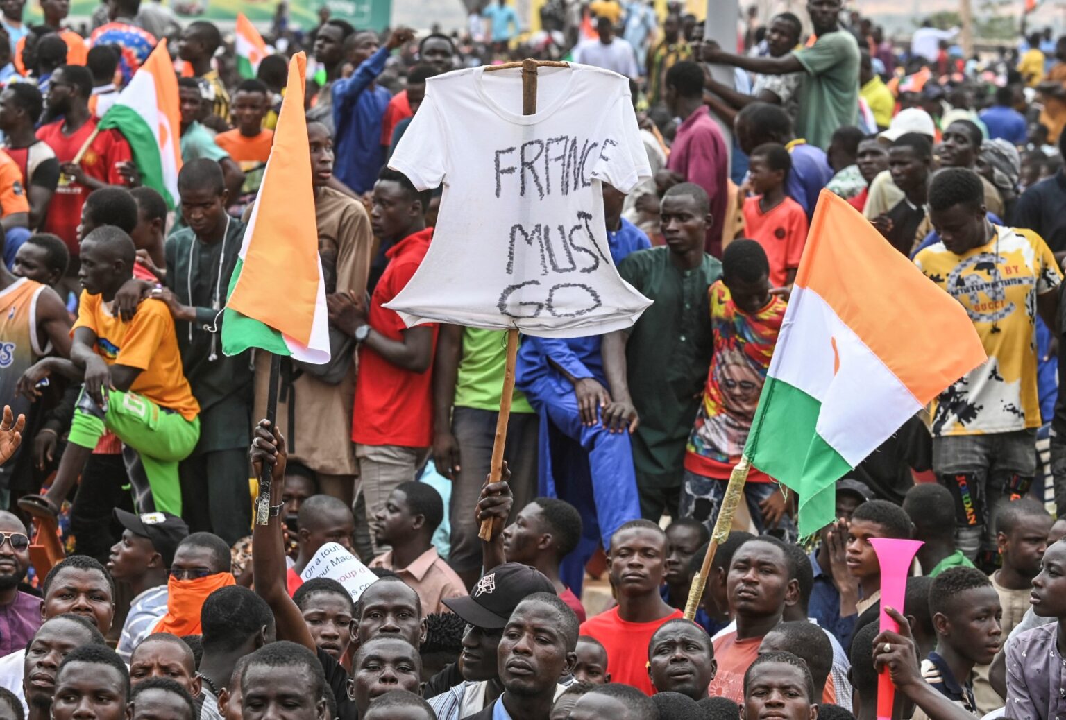 Thousands rally in Niamey, asking France to withdraw her troops from Niger