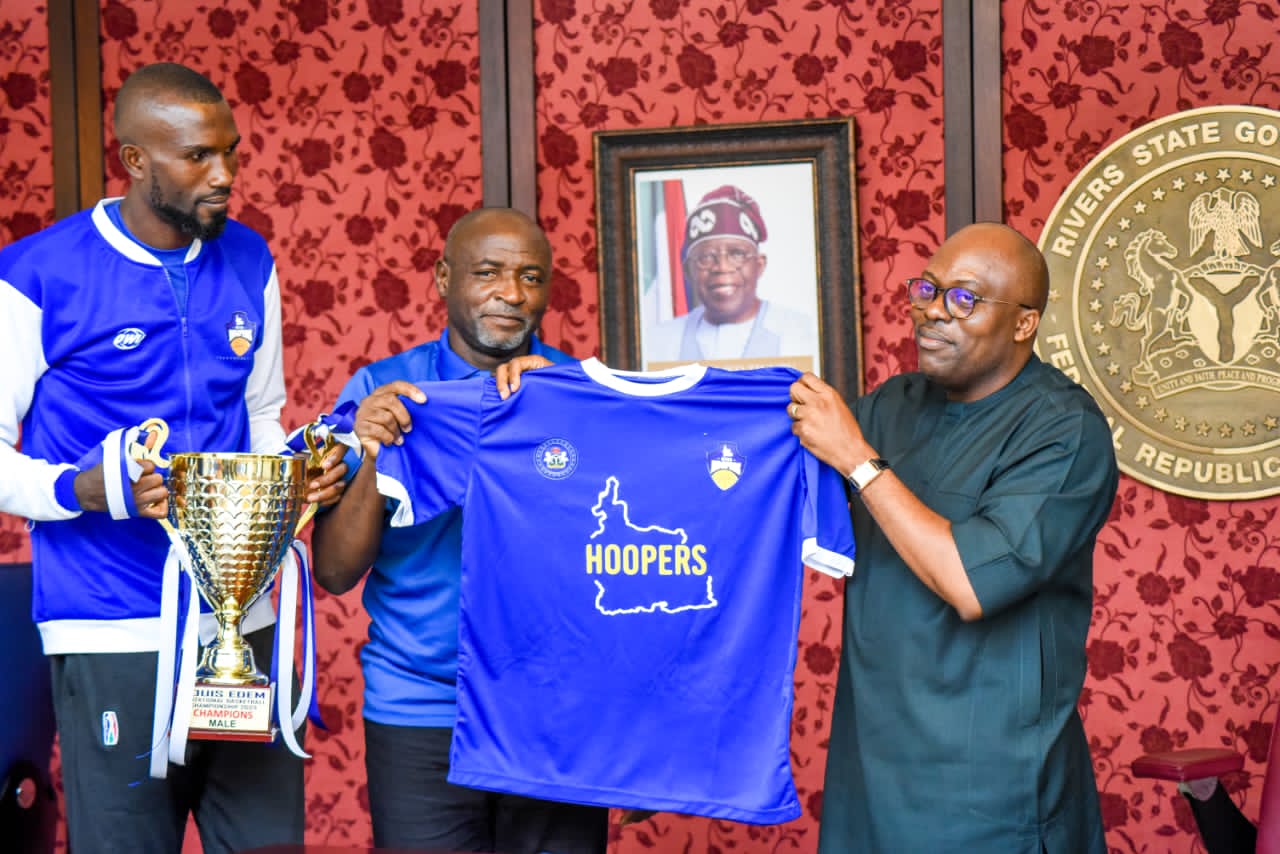 Ogoh Odaudu, head coach of Rivers Hoopers Basketball Club presenting club T-shirt to Governor Fubara in Government House, Port Harcourt on Friday