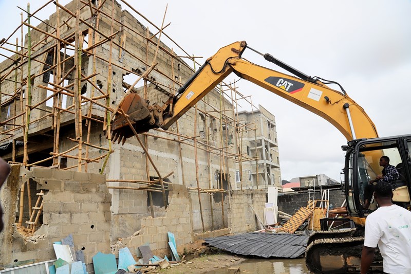 Lagos begins demolition of buildings on drainage setbacks in Lekki
