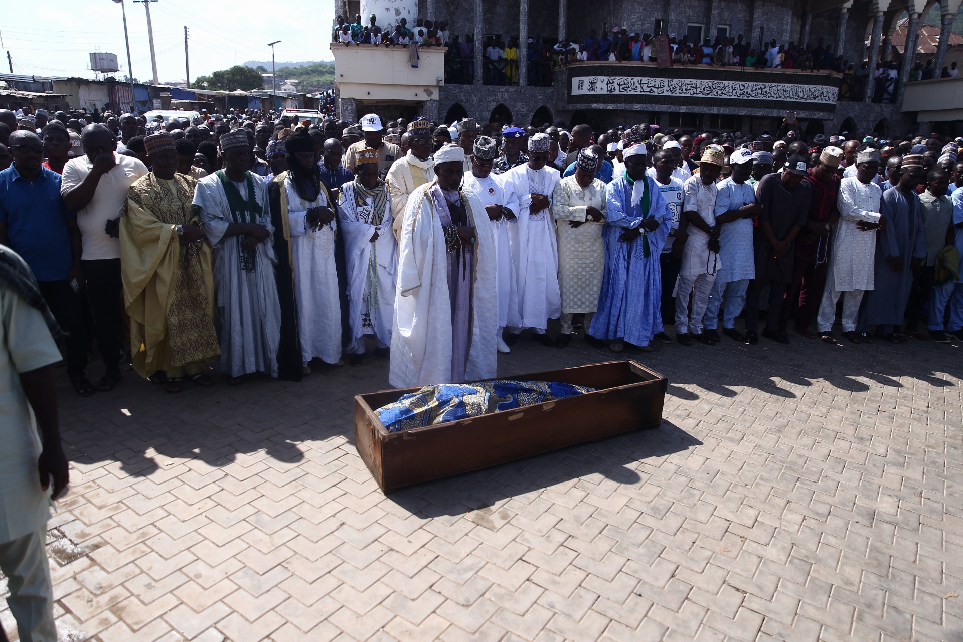Chief Imam, Governor Yahaya Bello, others praying on the corpse of the late chairman.