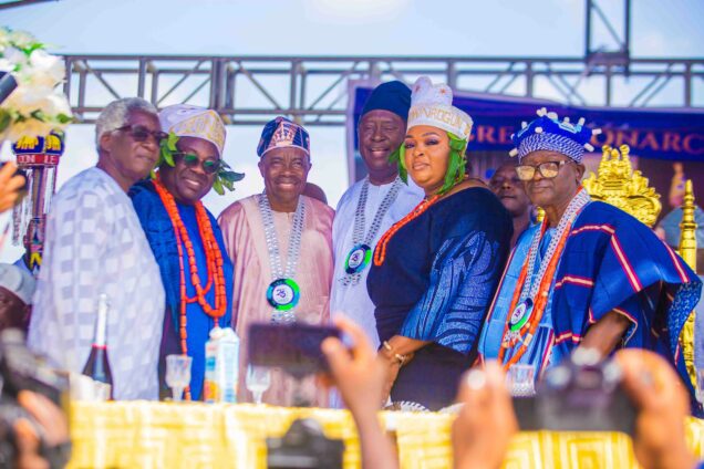 L-R: An elder in Gbongan; the new Akinrogun of Gbongan, Chief Dele Momodu, Osun State Deputy Gov. Kola Adewusi; the Oluomo of Gbonganland, Chief Bolanle Wale Babalakin, SAN; the Yeye Akinrogun of Gbonganland, Chief Mrs Mobolaji Momodu, and the Olufi of Gbongan, Oba (Dr.) Adetoyese Oyeniyi during the celebration of Oba Oyeniyi’s 25 years on the throne on Nov. 25, 2023. (Photo credit: Ayodele Efunla)