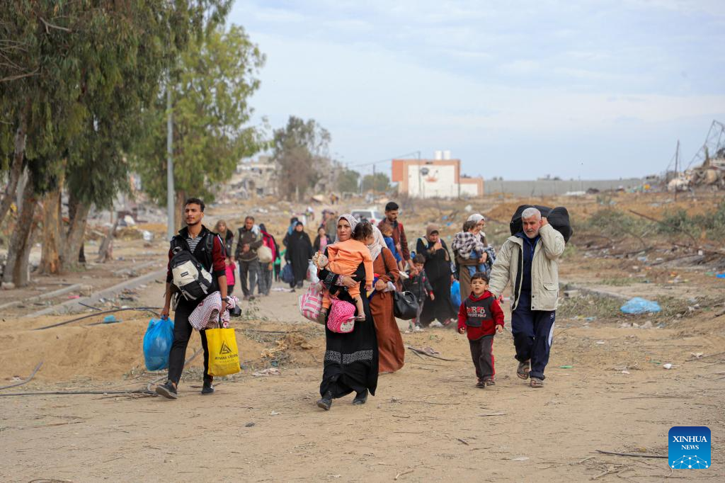 Displaced Palestinian people on their way to the southern part of Gaza (Photo by Rizek Abdeljawad/Xinhua)