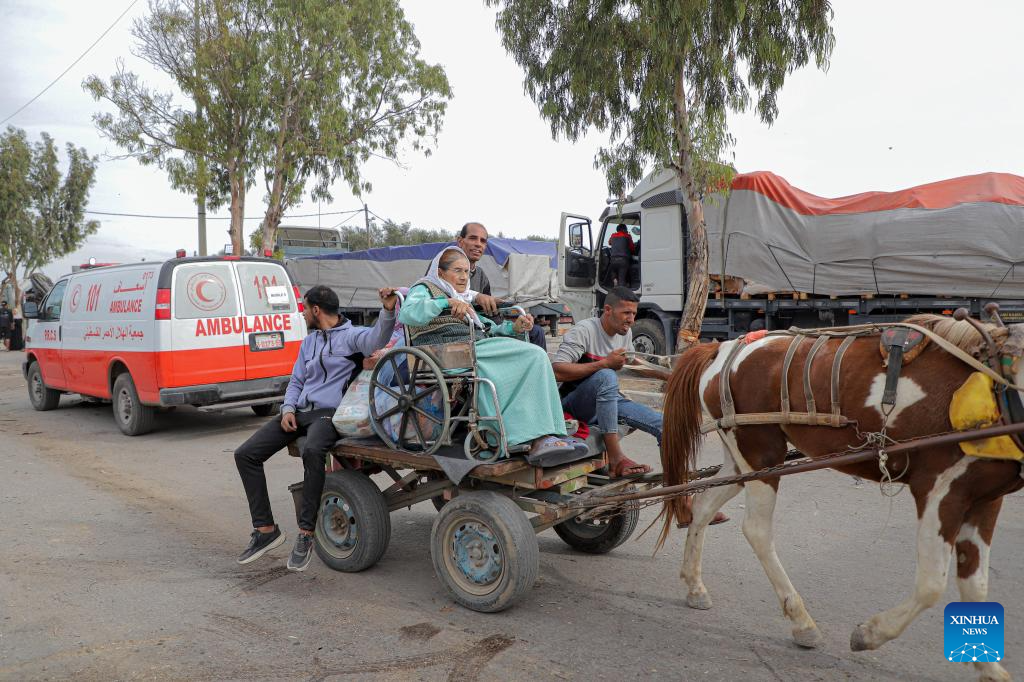 Displaced Palestinian people on their way to the southern part of Gaza (Photo by Rizek Abdeljawad/Xinhua)