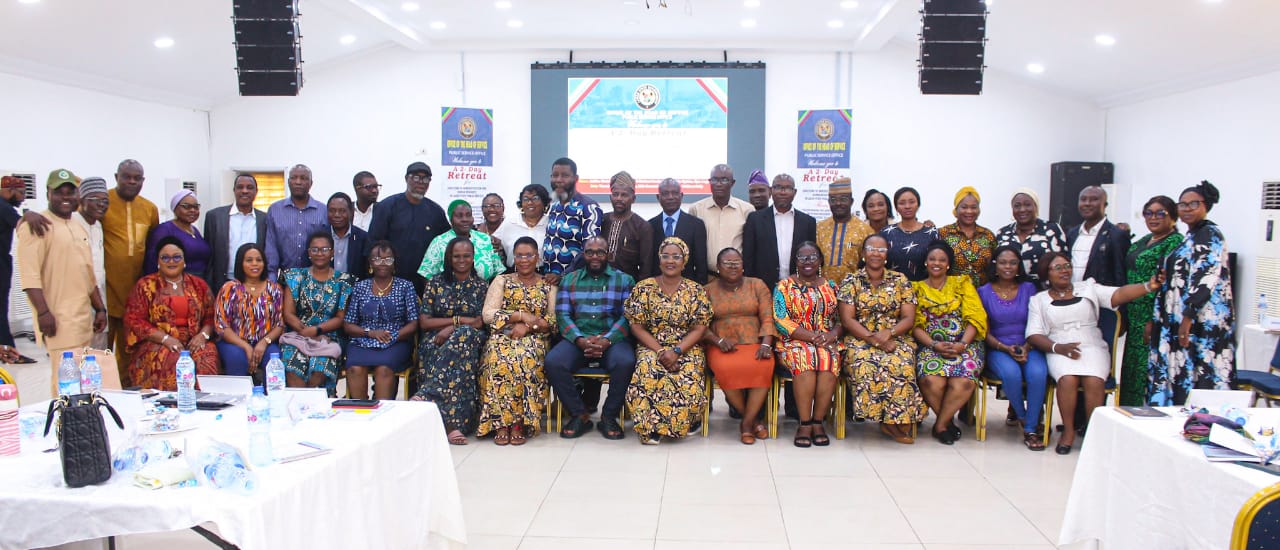 Agoro with some of the participants