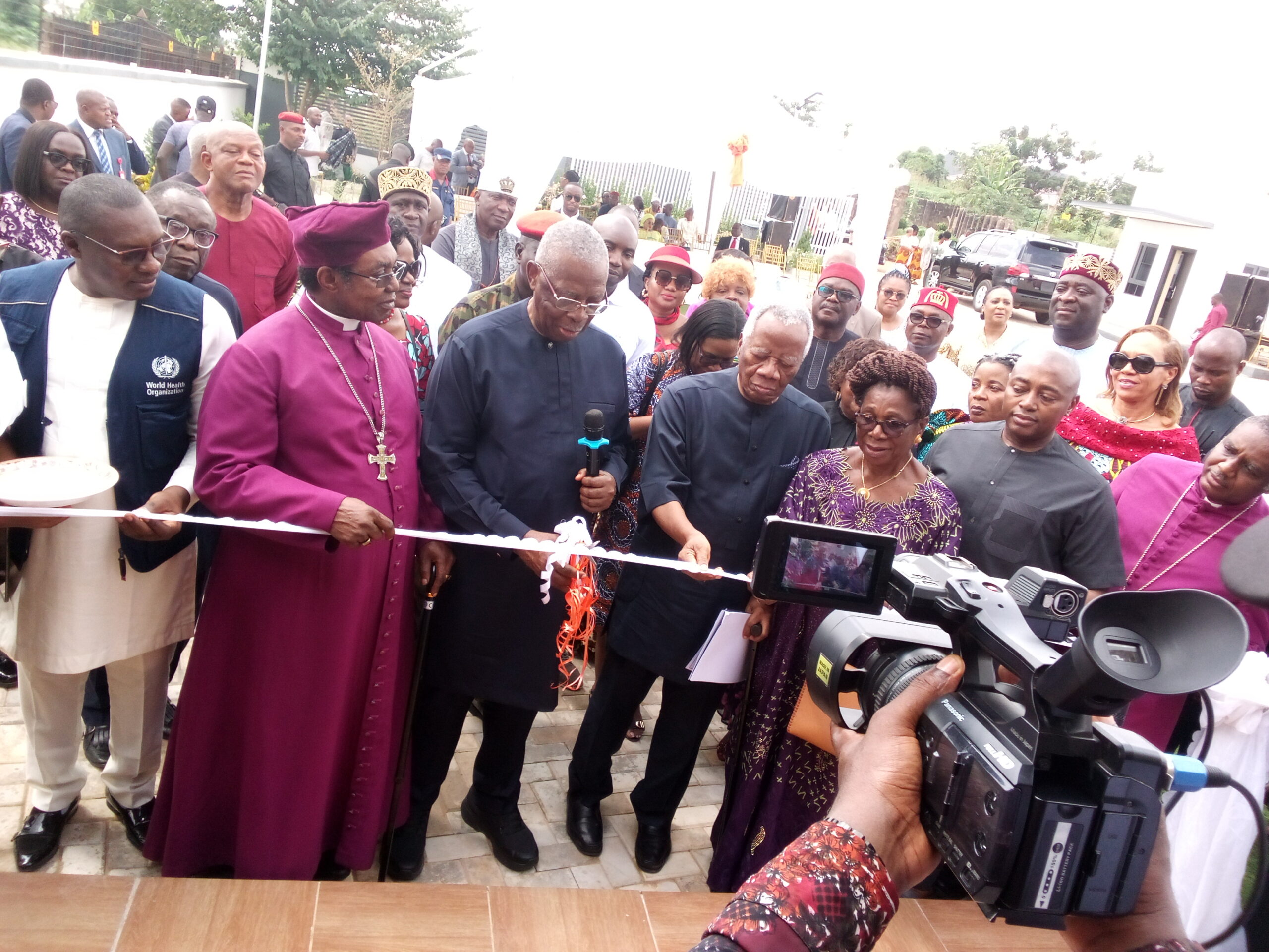 Former Defence Minister, Gen. TY Danjuma (Rtd) on Tuesday inaugurated a multi-million healthcare facility christened Naira Goodwill Medical Centre (GMC) he donated to the people of Umuchigbo community, Iji Nike in Abapka Nike Community in Enugu East Local Government Area of Enugu State.