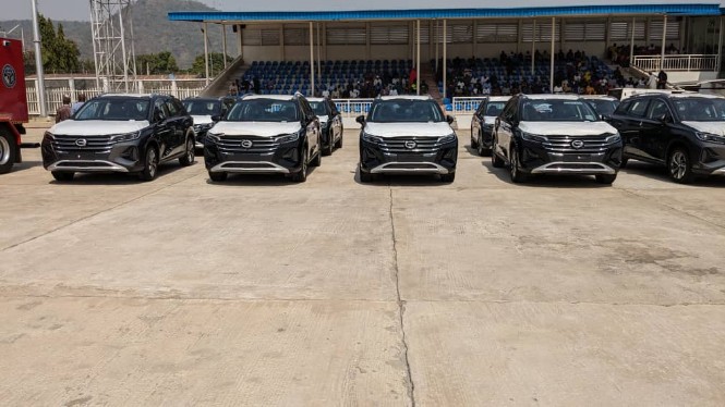Governor Yahaya Bello presented 40 SUVs, and Hilux vans to members of the Kogi State House of Assembly and judges in the state.