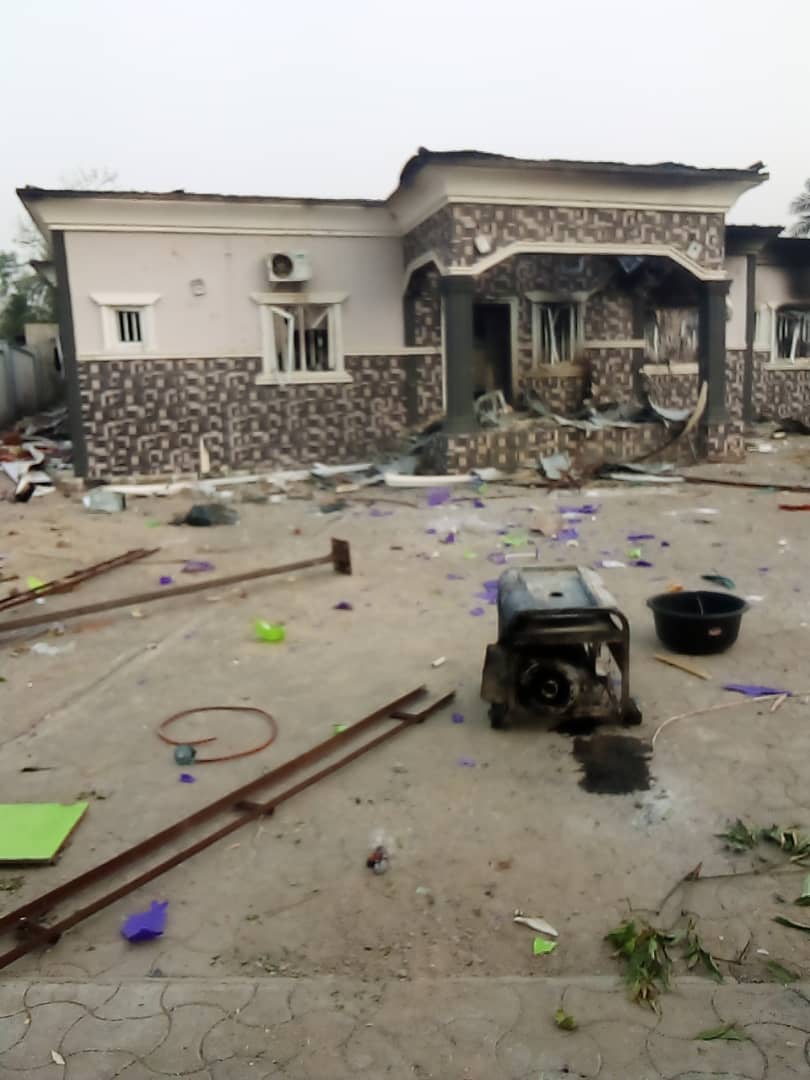 Irate youths in Ojah community, Edo State, burns down palace of the traditional ruler Oba D. S. Lawani, over burial rites of a woman.