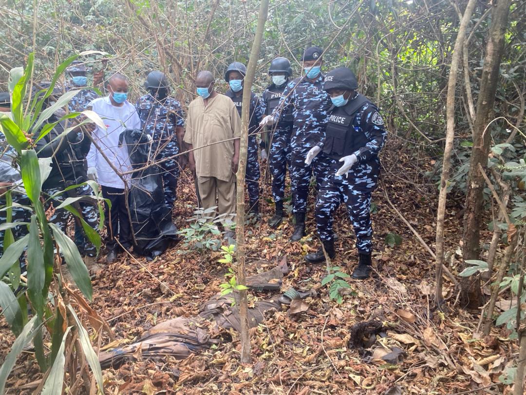 Police working with local hunters nab 5 kidnap suspects, recover two decomposing corpses in a forest between in Ihiagwa areas of Imo state.  