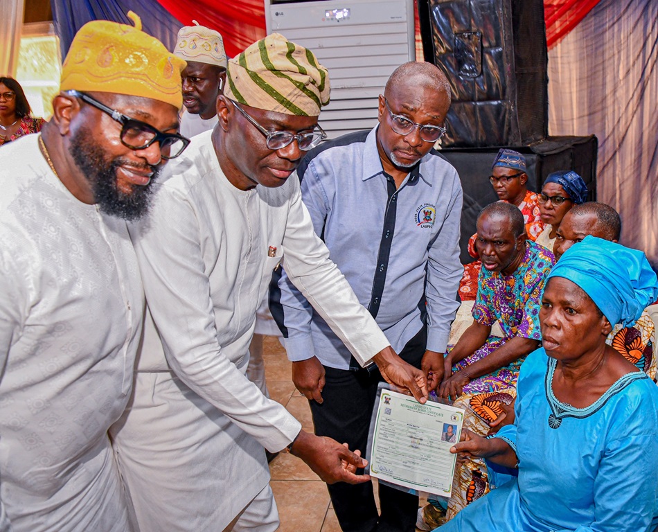 Lagos pays N3.1bn to over 1,000 retired civil servants