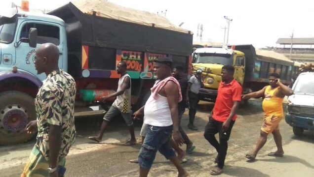 Tipper drivers in Onitsha protest,block expressway leading to and from Niger Bridge, over alleged extortion by agents of Anambra government.