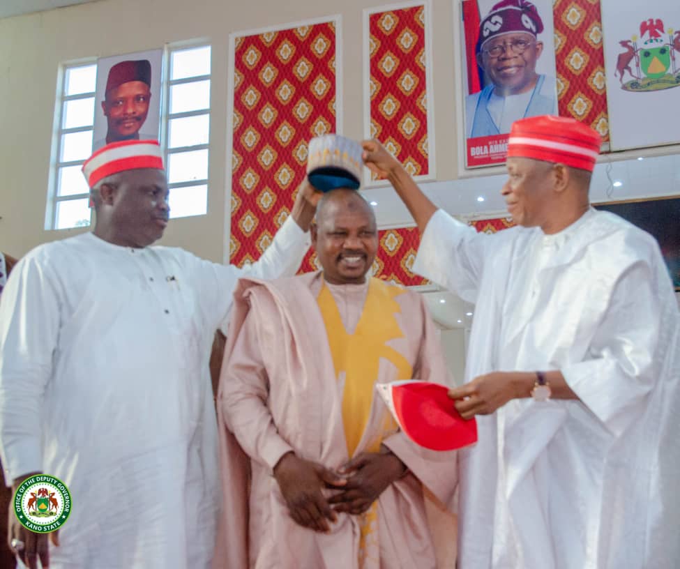 NNPP state Chairman and Governor Yusuf crowning one of the defected APC Council chairmen with the Kwankwasiyya cap at Coronation Hall, Government House, on Saturday