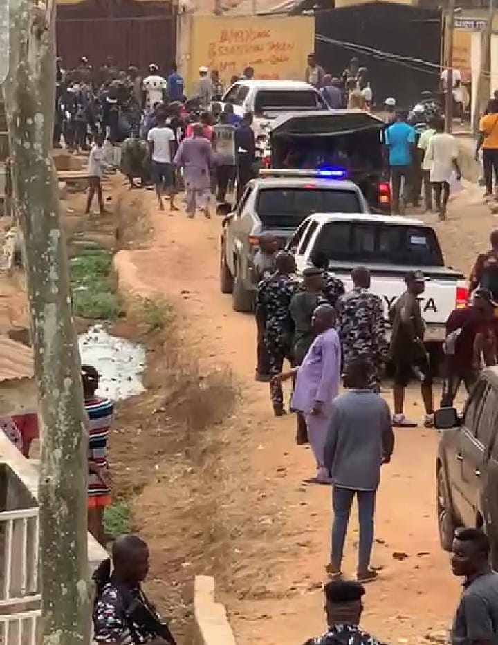 The landgrabbers from Ota, Ogun State accompanied by some soldiers and policemen locking residents' gates on Friday 16 February in Ajasa, Lagos