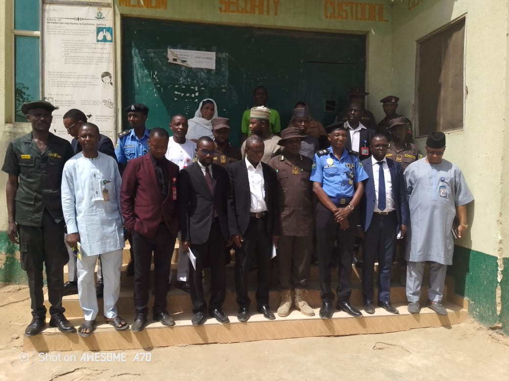 Kano state Commissioner of Police, Mr. Mohammed Usaini Gumel, has urged detainees in police cells and Correctional Centres, to facilitate their freedom by providing patriotic and responsible Nigerians who can sign as guarantees for their bail application.