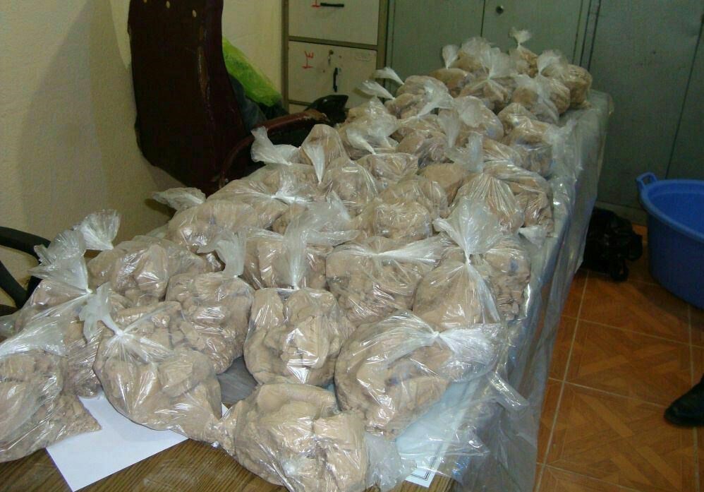 Bulgarian customs officers confiscate around 400 kilograms of heroin from Iran in a lorry at the EU’s external border with Turkey.