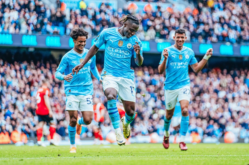 Ruthless Man. City demolish Luton to move top