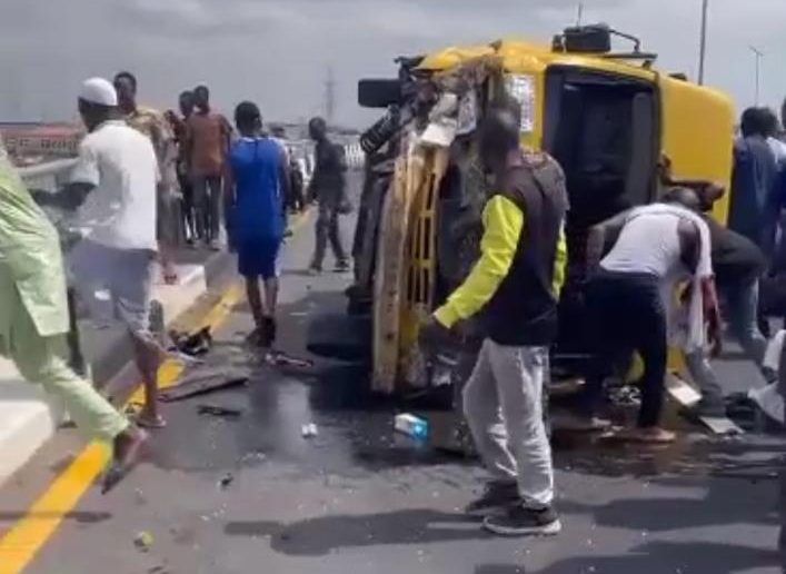 Two passengers fall into Lagos Lagoon on Third Mainland Bridge