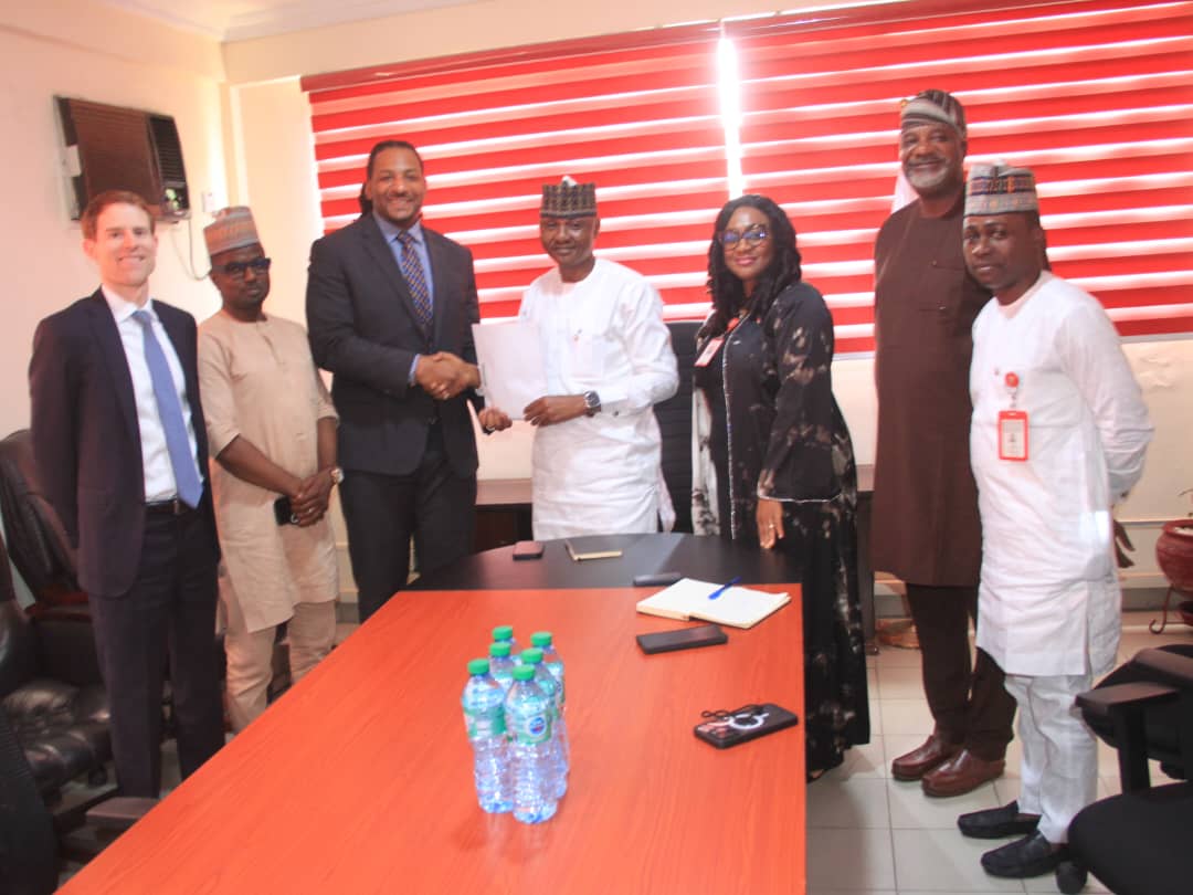 EFCC hands over $22,000 recovered from a convicted internet fraudster, Hakeem Ayotunde Olanrewaju to the operatives of the U.S. FBI in Lagos