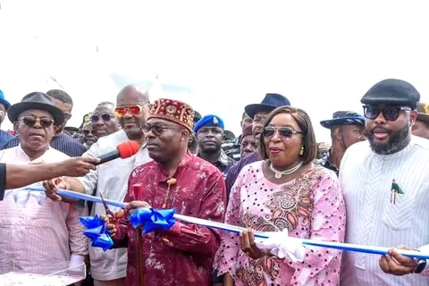 Rivers State Governor, Sir Siminalayi Fubara (3rd left); cut the tape while his Deputy, Prof Ngozi Odu (3rd right); Speaker, State House of Assembly, Rt Hon Victor Oko-Jumbo (2nd right); former Deputy Governor, Engr Tele Ikuru (right); Chairman of MCC, Senator John Azuta Mbata (2nd left); and former national chairman, Peoples Democratic Party (PDP), Prince Uche Secondus (left); assist during the commissioning of Andoni section of Ogoni-Andoni-Opobo Unity Road, in Ngo, Andoni Local Government Area on Saturday.