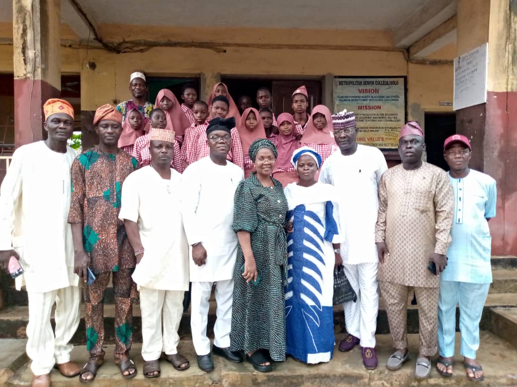 Metropolitan College, Isolo receives donation from Old Students' Association