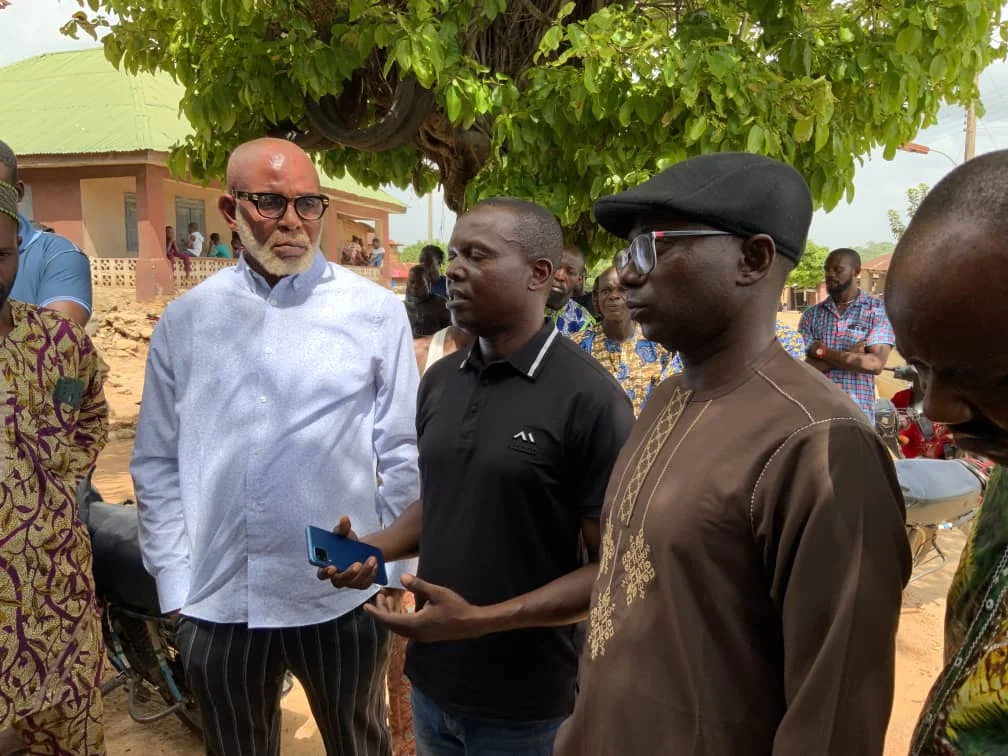 R-L: Kogi Commissioner for Information and Communications, Kingsley Fanwo; the Transition Chairman of Yagba West LGA, Tosin Olokun; and a former member of Kogi House of Assembly, Philip Orebiyi, during the commissioner’s visit to Ogbe Community on behalf of Gov. Ahmed Ododo, on Sunday